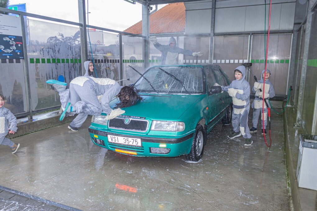 Karin Písaříková: OMNIA MUNDA MUNDIS